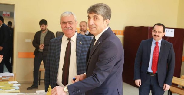 Bayrak oyunu kullandı