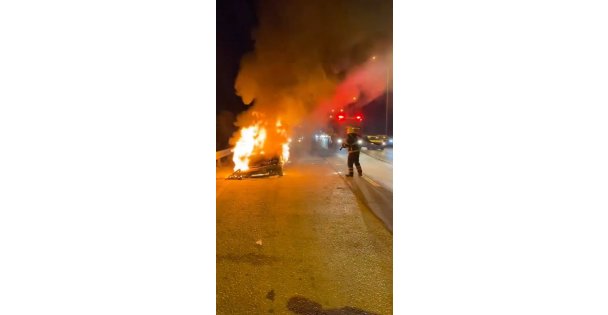 Bayram dönüşü otomobil alev alev yandı