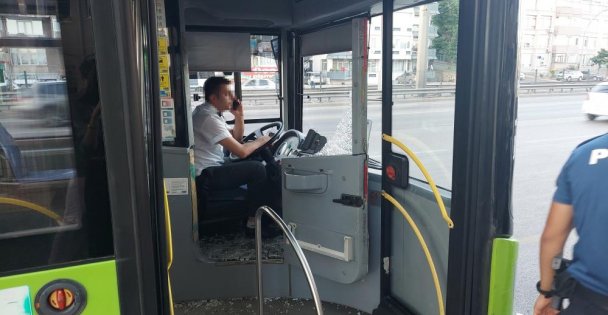 Bebek arabası kapıya sıkışınca öfkelenen baba sürücüye saldırdı