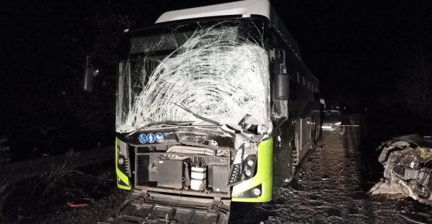 Belediye otobüsüyle kafa kafaya çarpışan otomobil hurdaya döndü: 1 ölü, 2 yaralı
