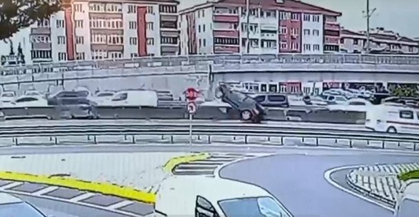 Beton bariyere çarpan otomobil devrilip sürüklendi, kaza anı kamerada