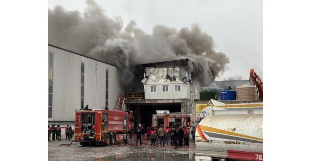 Beton fabrikasında yangın: 2 işçi dumandan etkilendi