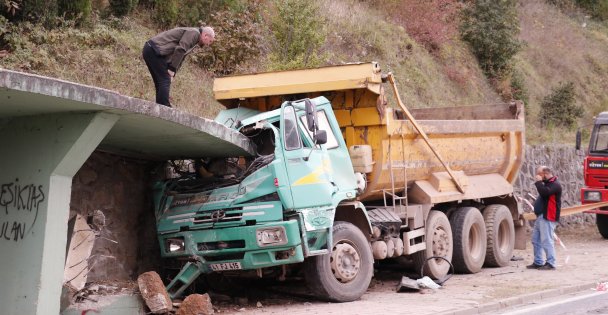 Beton merdivene çarpan hafriyat kamyonunun sürücüsü öldü