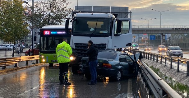Beton mikseri ile çarpışan otomobil hurdaya döndü: 1 yaralı