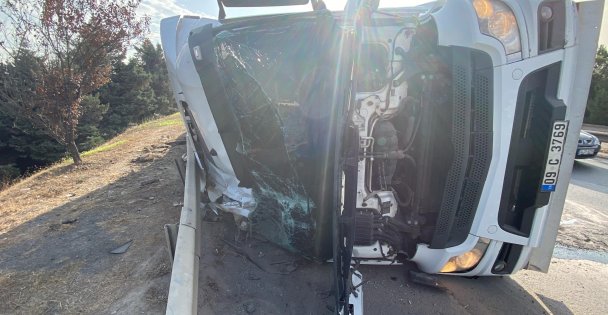 Beyaz eşya taşıyan tır devrildi, sürücü burnu bile kanamadan kurtuldu