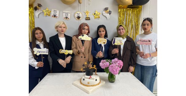 Beyaz Kalpler'de mezuniyet sevinci