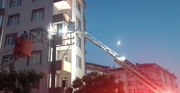 Bina duman doldu, mahsur kalan vatandaşları itfaiye kurtardı