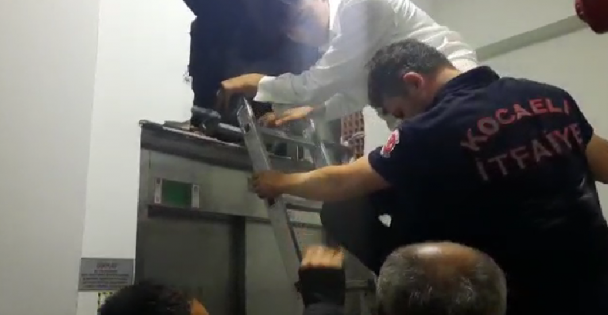 Bir Saatlik Asansör Kabusuna İtfaiye Son Verdi