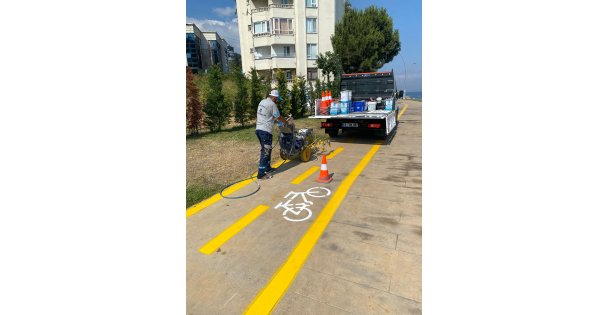 Bisiklet yolu çizgileri yenileniyor