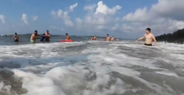 Boğulma tehlikesi geçiren anne ve oğlunun kurtarılma anı kamerada