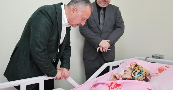 Büyükakın, Anneler Günü'nde şehit ailesi ve huzurevine gitti