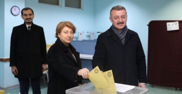 Büyükakın, eşiyle oyunu kullandı