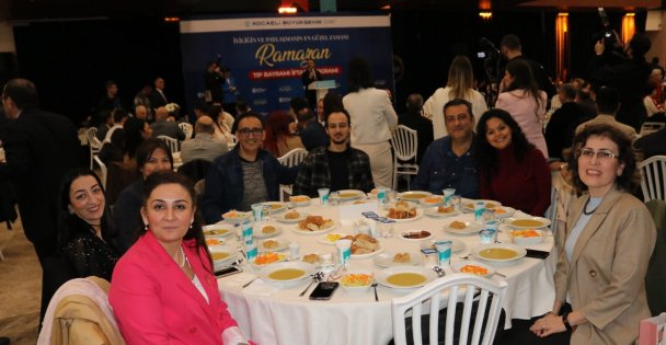 Büyükakın, Fransa dönüşü  sağlık çalışanlarıyla iftar yaptı