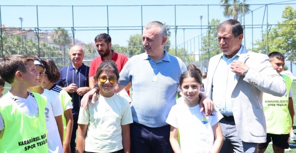 Büyükakın, gençlerle iç içe