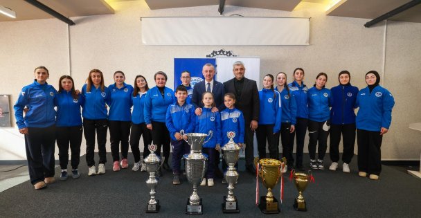 Büyükakın, Kağıtspor'un başarılı sporcularını tebrik etti