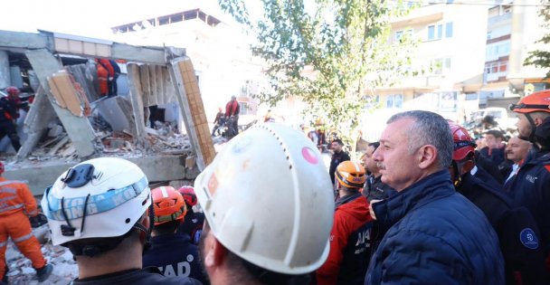 Büyükakın'dan olay yerinden ilk açıklama; Ekipler enkazdan gelen sese ulaşmaya çalışıyor