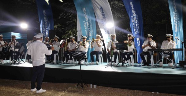 Büyükşehir Bandosu Körfez sahilini inletti