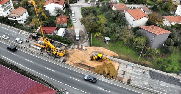 Büyükşehir, Gölcük Ulaşlı D-130'da alt geçit çalışmalarına başladı;  Gölcük Ulaşlı'nın kritik noktasında düğüm çözülüyor