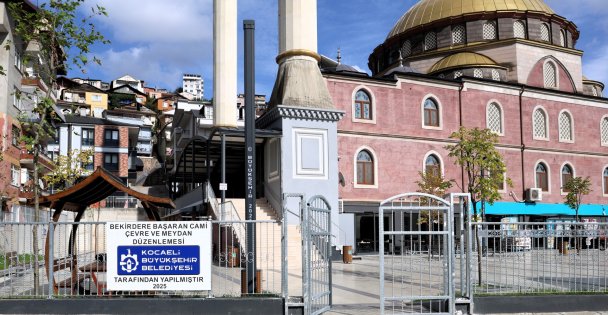 Büyükşehir, İzmit Başaran Camii Meydanı'nı yeniledi