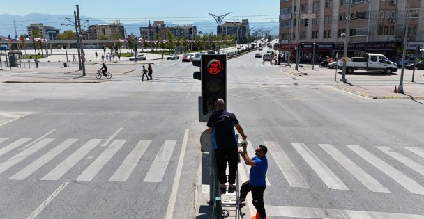 Büyükşehir, kırmızı ışıkla 'Stop İsrail” dedi