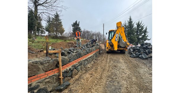 Büyükşehir, mezarlıklarda yoğun bir çalışma yürütüyor;  Mezarlıklara 6 bin metreküp taş duvar inşa ediliyor