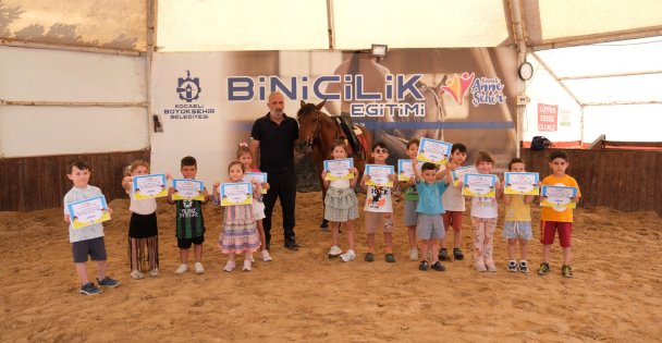 Büyükşehir, minik kalplere at sevgisi aşılamaya devam ediyor;  2025'te 6 bin 789 çocuğa binicilik eğitimi