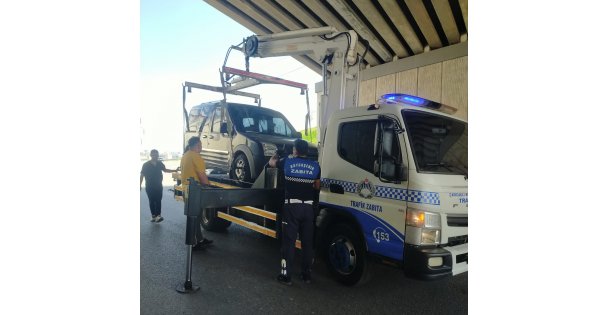 Büyükşehir Zabıtası'ndan yolda kalan aileye destek eli