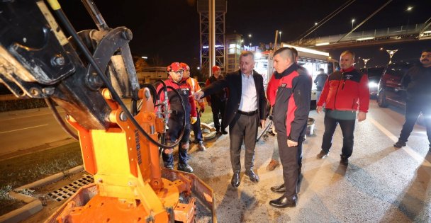 Büyükşehir'de yeni yıl gecesi de  yol bakım hizmeti devam etti