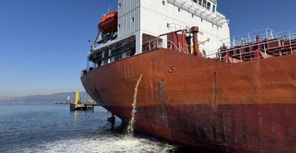 Büyükşehir'den denizi kirleten gemiye suçüstü