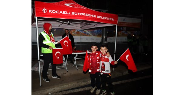 Büyükşehir'den milli maça binlerce bayrakla destek