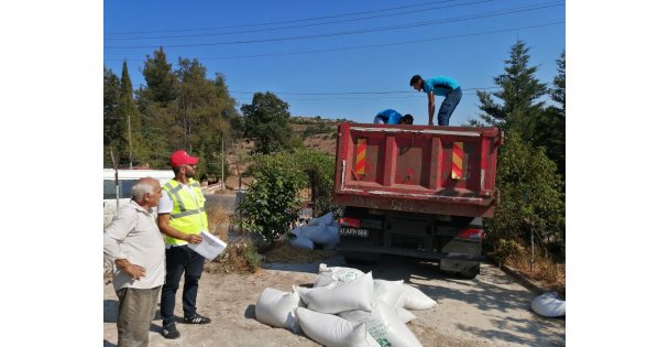 Büyükşehir'den üreticiye tavuk yemi ve ekipman desteği