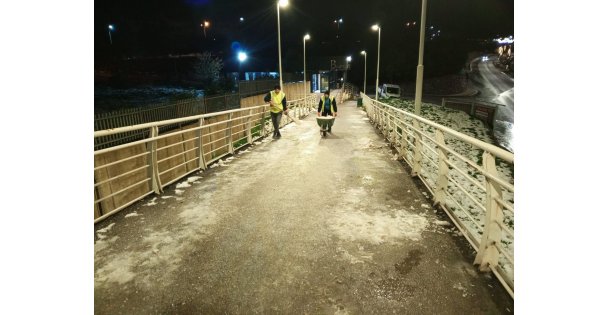 Büyükşehir'den üst geçitlere buzlanma müdahalesi