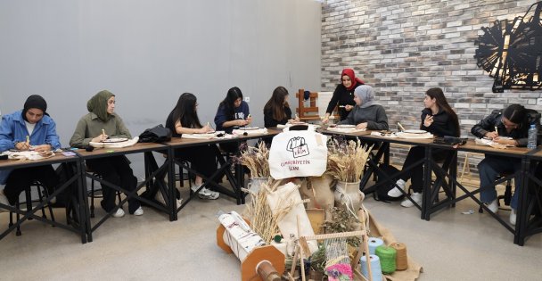Büyükşehir'in Moda Akademisi'nde el emeği sanata yansıdı;  Cumhuriyet'in 102. yılına özel ay yıldızlı çantalar