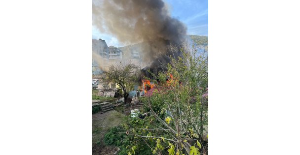 Çakmağı doldururken hem kendini hem de evi yaktı