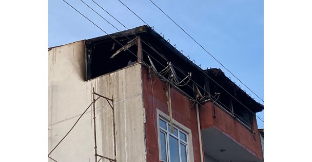 Çatı katında çıkan yangın yürekleri ağza getirdi