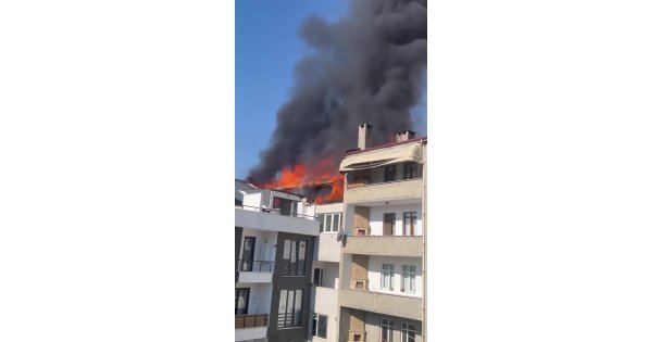 Çatı katını alevler sardı: Mahsur kalan 2 kişi kurtarıldı
