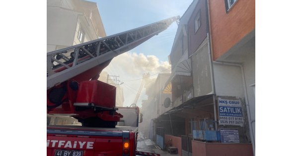 Çatı tadilatında çıkan yangın korkuttu