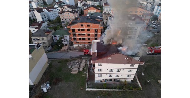 Çatı yangını mahalleliyi sokağa döktü