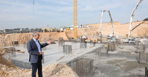 Çayırova Devlet Hastanesi'nin temel betonu dökülüyor