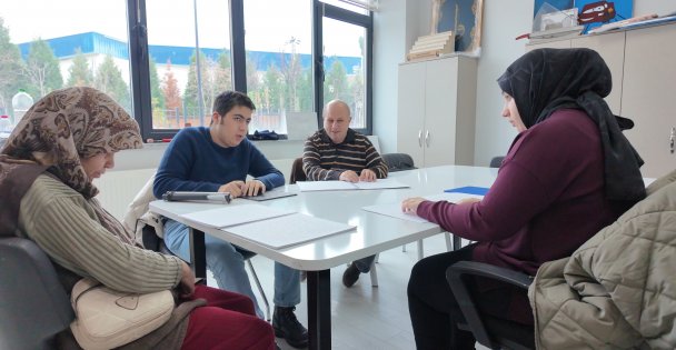 Çayırova'da görme engelli özel bireylere Kur'an-ı Kerim dersi