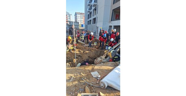 Çayırova'da inşaat alanında toprak altında kalan 1 işçi kurtarıldı