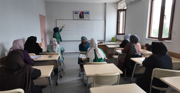 Çayırova'da okuma-yazma kursları devam ediyor