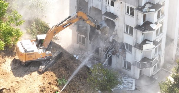 Çayırova'da riskli yapıların yıkımına başlandı