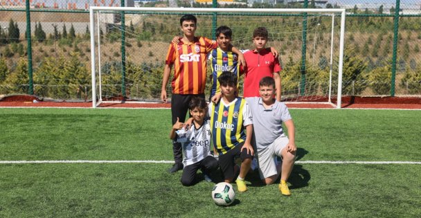 Çayırovalı gençler, yaz tatillerini halı sahalarda geçiriyor