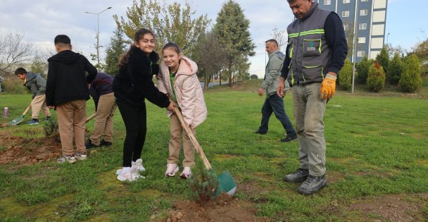 Çayırovalı öğrenciler, fidanları toprakla buluşturdu