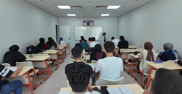 Çayırovalı öğrenciler, YKS'ye gençlik merkezinde hazırlandılar