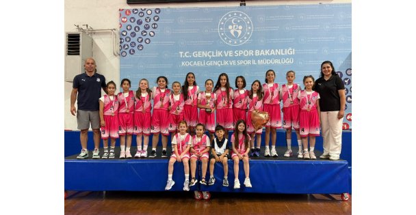 Çayırova'nın sporcuları madalya ve kupalara doymuyor