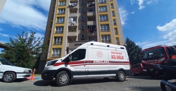 Çekyata eli sıkışan kadını itfaiye kurtardı