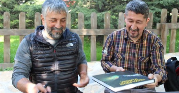 Cemal Gülas'tan Rıdvan Şükür'e imzalı Kitap.