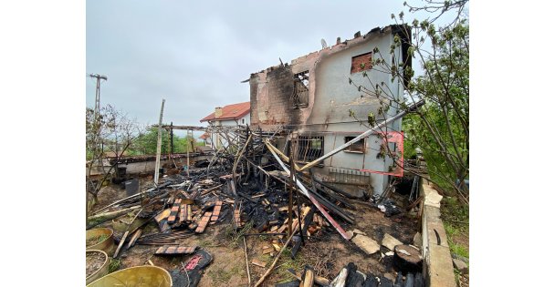 Cenazeye giden ailenin evi alevlere teslim oldu